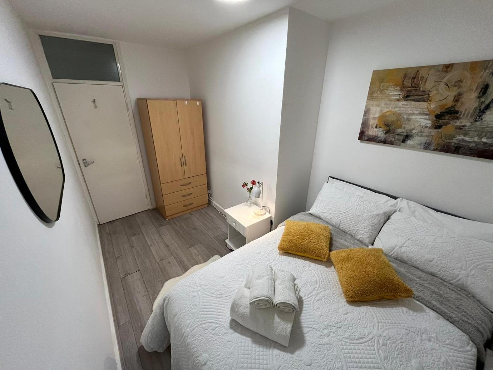 Charm: Spacious 3-bed With Garden Oasis Appartamento