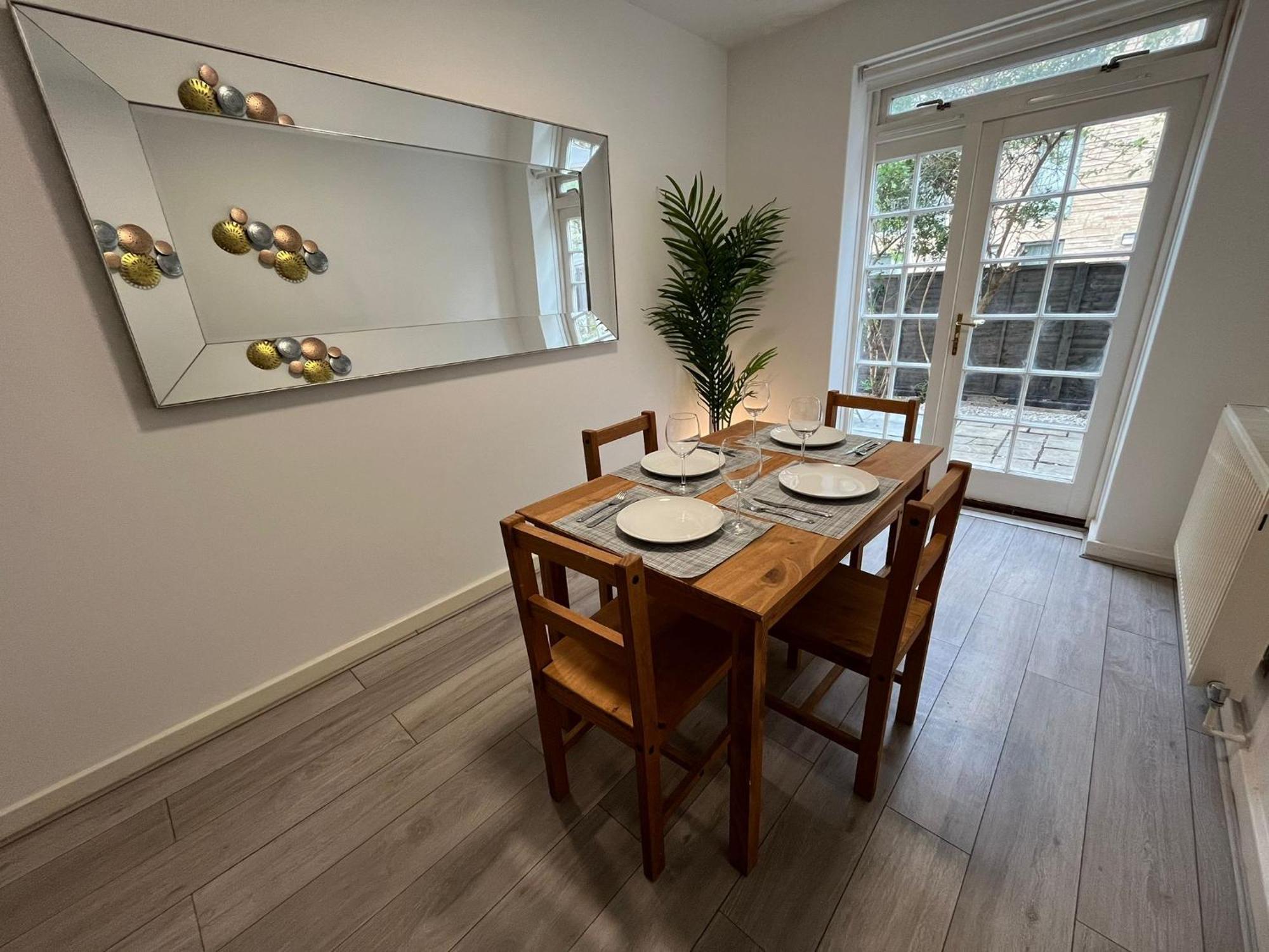 Appartamento Charm: Spacious 3-bed With Garden Oasis *