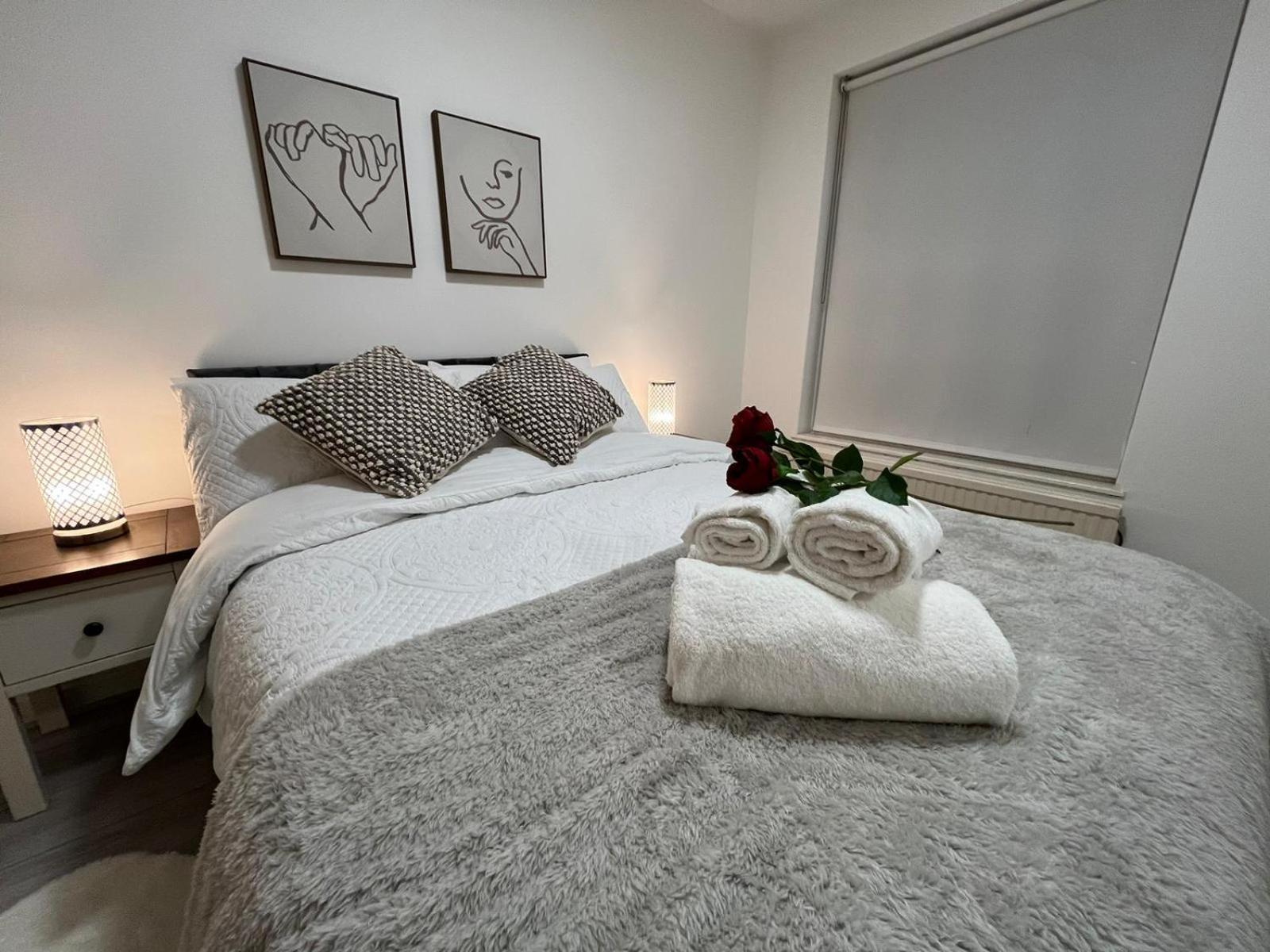 Charm: Spacious 3-bed With Garden Oasis Londra